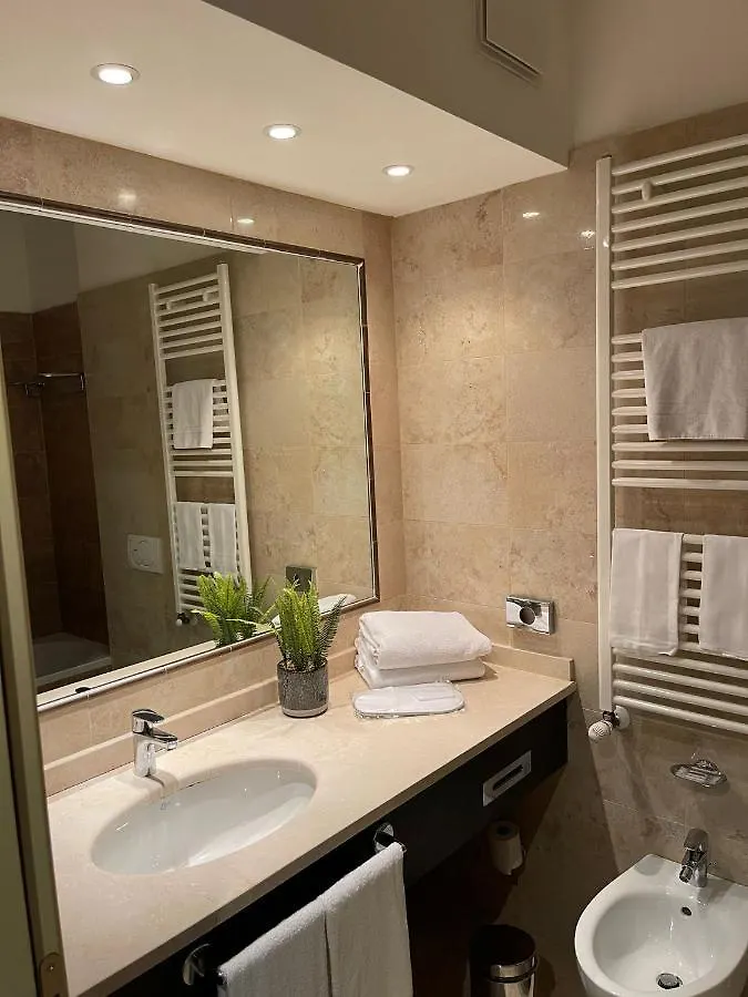 Elysium Hotel Raya Mediglia 4*,